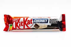 Шоколадный батончик темный и белый Kit Kat Chunky с хрустящей вафлей 42 гр